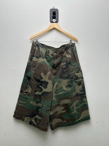 Preowned Gv Gallery Camo cargo 3/4 Shorts Size Small
