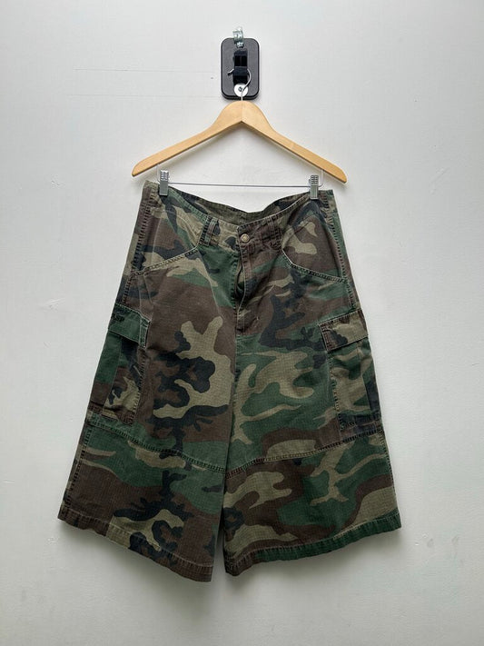 Preowned Gv Gallery Camo cargo 3/4 Shorts Size Small