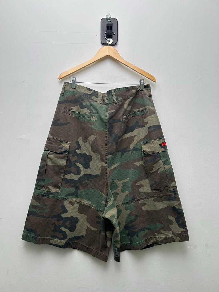 Preowned Gv Gallery Camo cargo 3/4 Shorts Size Small