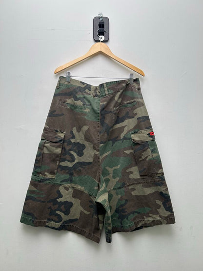 Preowned Gv Gallery Camo cargo 3/4 Shorts Size Small