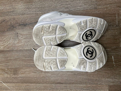 Preowned Chanel Runner White On White Sz.39