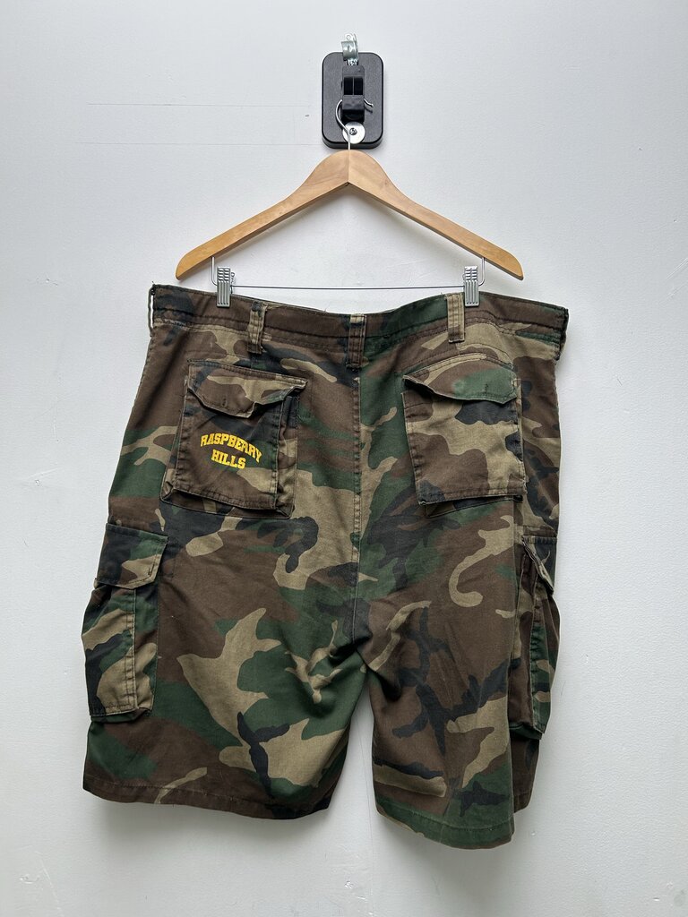 Preowned Gv Gallery Camo Yellow Shorts Sz.XL