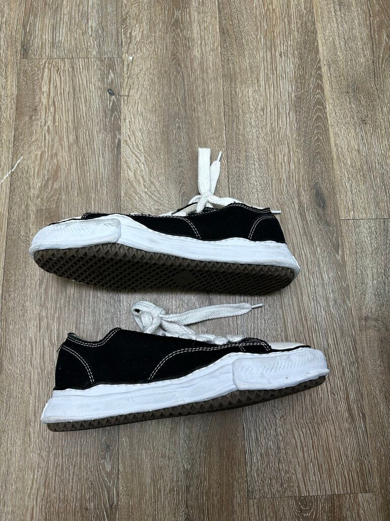 Preowned MMY Black White Converse sz.44
