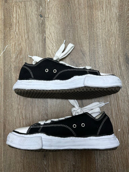 Preowned MMY Black White Converse sz.44