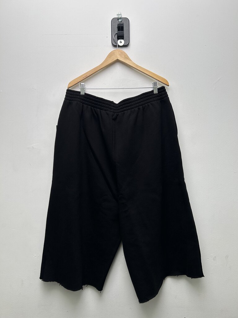 New GV Gallery 3/4 Black Cutoff Shorts sz.L