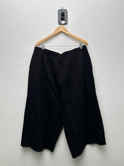 New GV Gallery 3/4 Black Cutoff Shorts sz.L
