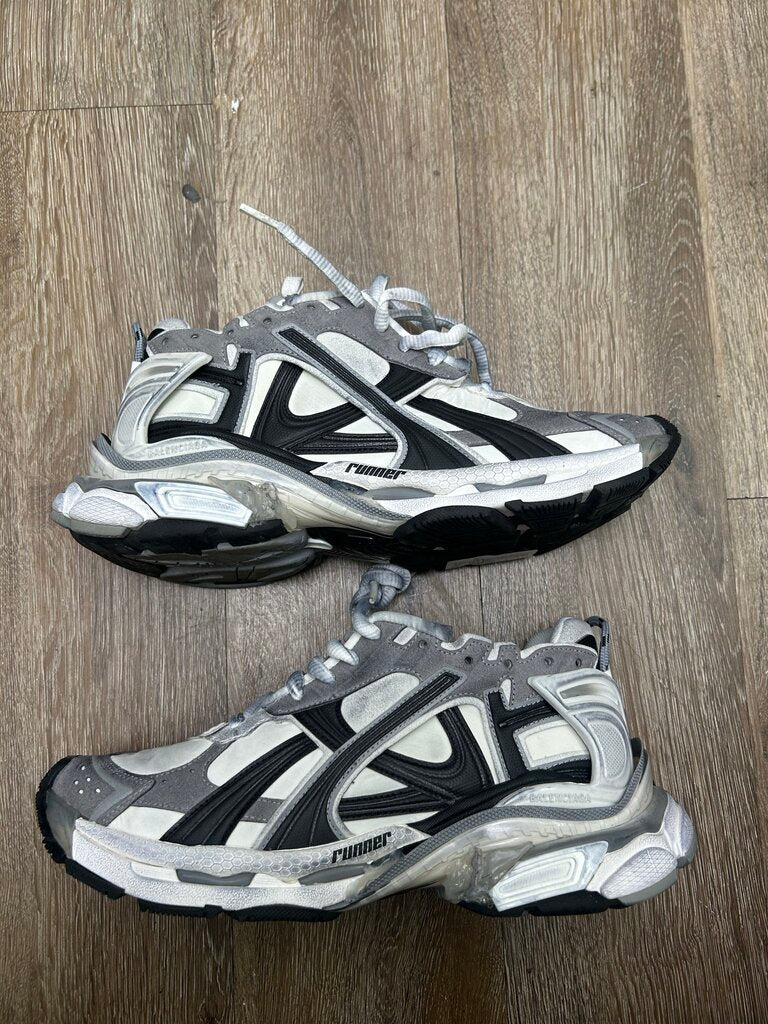Preowned Balenciaga Runners Distressed White/Black Suede Sz. 43 (NO BOX)